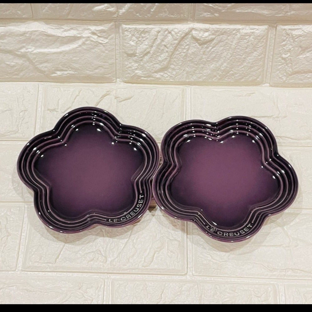 Le Creuset Flower Plate Set of 2 - Cassis